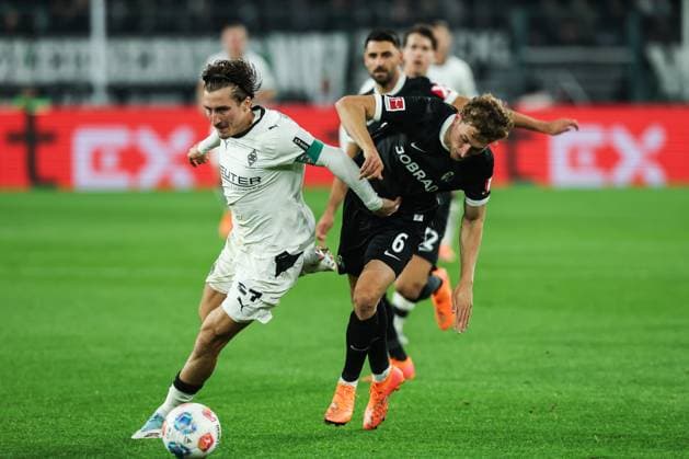 Sports, Football, Bundesliga Season 2025 2026 6 Matchday Borussia Mönchengladbach SC Freiburg 05 10 2025, BORUSSIA PARK Rocco Reitz Borussia Mönchengladbach, 27 Patrick Osterhage SC Freiburg, 6 Duel Mönchengladbach BORUSSIA PARK North Rhine-Westphalia Germany