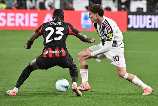 Juventus v Milan - Serie A TURIN, ITALY - OCTOBER 5: Juventus Kenan Yildiz (R) fights for the ball with AC Milan s defender Fikayo Tomori during the Italian Serie A football match between Juventus and Ac Milan at Allianz stadium in Turin on October 5, 2025. Isabella Bonotto Anadolu Turin Italy. Editorial use only. Please get in touch for any other usage.  Copyright: x2025xAnadoluxIsabellaxBonottox