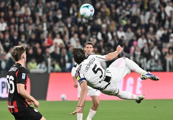 Juventus v Milan - Serie A TURIN, ITALY - OCTOBER 5: Juventus Manuel Locatelli (R) fights for the ball with AC Milan s midfielder Alexis Saelemaekers during the Italian Serie A football match between Juventus and Ac Milan at Allianz stadium in Turin on October 5, 2025. Isabella Bonotto Anadolu Turin Italy. Editorial use only. Please get in touch for any other usage.  Copyright: x2025xAnadoluxIsabellaxBonottox