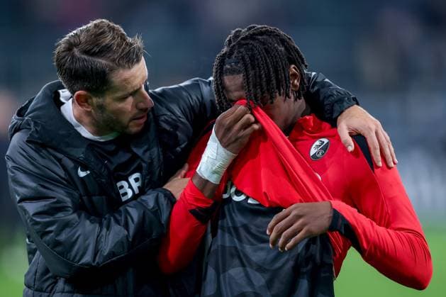 05 10 2025, Soccer, Borussia Mönchengladbach SC Freiburg, 1 Soccer Bundesliga, Borussia Park, Season 2025 2026 Disappointed faces after the 0 0 draw Johan Manzambi SC Freiburg 44 DFB regulations prohibit any use of photographs as image sequences and or quasi video North Rhine-Westphalia Germany