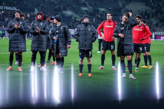 05 10 2025, Football, Borussia Mönchengladbach SC Freiburg, 1 Soccer Bundesliga, Borussia Park, Season 2025 2026 Disappointed faces after the 0 0 draw The Freiburg players thank the fan curve in disappointment DFB regulations prohibit any use of photographs as image sequences and or quasi video North Rhine-Westphalia Germany