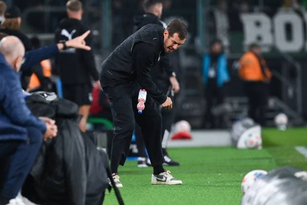 Coach Julian Schuster SC Freiburg throws a bottle on the floor 05 10 2025, Soccer 1 Bundesliga, Season 2025 2026, Matchday 6, Borussia Mönchengladbach SC Freiburg DFL regulations prohibit any use of photographs as image sequences and or quasi video Moenchengladbach Borussia Park Nordrhein Westfalen Germany Team2