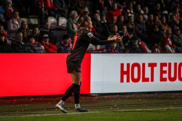 Google Pixel Womens Bundesliga 2025 2026 1 FC Köln Bayer 04 Leverkusen Lights go out at Franz Kremer Stadium with Valentina Mädl B04, 17 Cologne Franz Kremer Stadium NRW Germany
