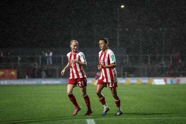 Google Pixel Womens Bundesliga 2025 2026 1 FC Köln Bayer 04 Leverkusen Match interruption at Franz Kremer Stadion Anna Gerhardt FC, 21 and Laura Feiersinger FC, 27 leave the pitch Cologne Franz Kremer Stadion NRW Germany