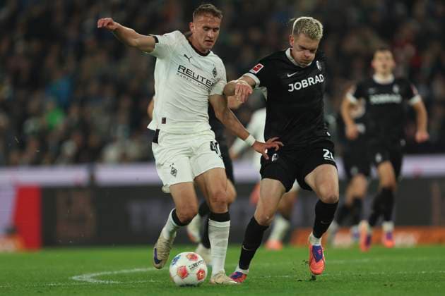 Jan Urbich (Borussia Mönchengladbach) und Matthias Ginter (SC Freiburg) im Zweikampf waehrend des spiels der Bundesliga zwischen Borussia Mönchengladbach und Club Freiburg, Stadion im Borussia-Park am 05. October 2025 in Mönchengladbach, Deutschland. (Foto von Oliver Kaelke DeFodi Images) +++ Jan Urbich (Borussia Mönchengladbach) und Matthias Ginter (SC Freiburg) battle for the ball during the Bundesliga match between Borussia Mönchengladbach and Sport-Club Freiburg at Stadion im Borussia-Park on October 5, 2025 in Mönchengladbach, Germany. (Photo by Oliver Kaelke DeFodi Images) DFL regulations prohibit any use of photographs as image sequences and or quasi-video. (Photo by Oliver Kaelke DeFodi Images) Jan Urbich Borussia Mönchengladbach and Matthias Ginter SC Freiburg battle for the ball during the Bundesliga match between Borussia Mönchengladbach and Sport Club Freiburg, Stadion im Borussia Park on October 05, 2025 in Mönchengladbach, Germany, Germany Photo by Oliver Kaelke DeFodi Images Jan Urbich Borussia Mönchengladbach and Matthias Ginter SC Freiburg battle for the ball during the Bundesliga match between Borussia Mönchengladbach and Sport Club Freiburg at Stadion im Borussia Park on October 5, 2025 in Mönchengladbach, Germany Photo by Oliver Kaelke DeFodi Images DFL regulations prohibit any use of photographs as image sequences and or quasi video Photo by Oliver Kaelke DeFodi Images