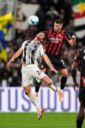 AC MilanÕs Santiago Gimenez jumps for the ball with JuventusÕs Daniele Rugani during the Serie A soccer match between Juventus Fc and Milan at the Juventus Stadium in Turin, north west Italy - October 5, 2025. - Soccer  Copyright: xFabioxFerrari LaPressex