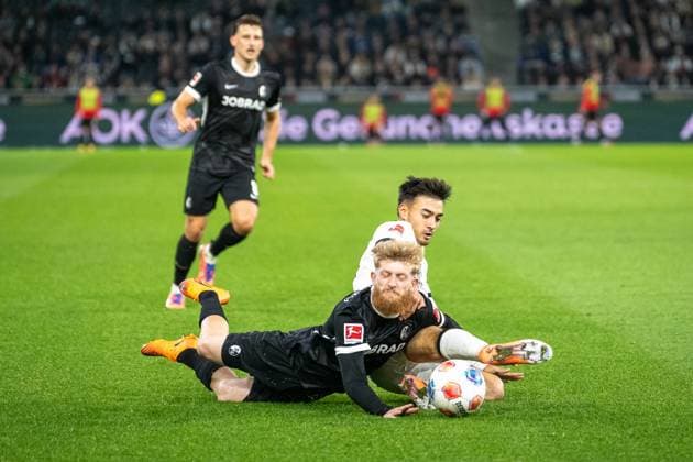05 10 2025, Soccer 1 Bundesliga, Season 2025 2026, 06 Matchday, Borussia Moenchengladbach SC Freiburg at Borussia Park in Moenchengladbach duel between Jan Niklas Beste SC Freiburg, 19 and Jens Castrop Borussia Moenchengladbach, 17 Important note In accordance with the regulations of the DFL German Football League and the DFB German Football Association, it is prohibited to utilize or have utilized photographs taken in the stadium or of the match in the form of sequential images or video-like photo series Foto Kirchner Media Thomas Haesler Copyright: xKirchner-Media ThomasxHaeslerx