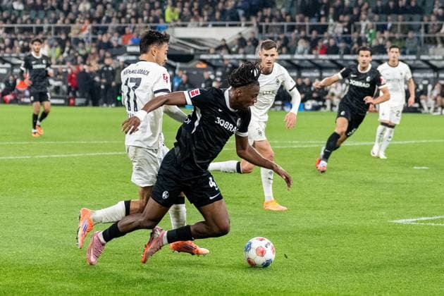 05 10 2025, Soccer 1 Bundesliga, Season 2025 2026, 06 Matchday, Borussia Moenchengladbach SC Freiburg at Borussia Park in Moenchengladbach duel between Jens Castrop Borussia Moenchengladbach, 17 and Johan Manzambi SC Freiburg, 44 Important note In accordance with the regulations of the DFL German Football League and the DFB German Football Association, it is prohibited to utilize or have utilized photographs taken in the stadium and or of the match in the form of sequential images and or video-like photo series Foto Kirchner Media Thomas Haesler Copyright: xKirchner-Media ThomasxHaeslerx