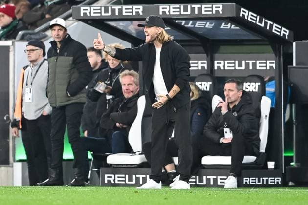 05 10 2025, Soccer 1 Bundesliga, Season 2025 2026, 06 Matchday, Borussia Moenchengladbach SC Freiburg at Borussia Park in Moenchengladbach Eugen Polanski Borussia Moenchengladbach, Coach tries to motivate his team Important note According to the regulations of the DFL German Football League or the DFB German Football Association, it is prohibited, to utilize or have utilized photographs taken in the stadium and or of the match in the form of sequential images and or video-like photo series Foto Kirchner Media Thomas Haesler Copyright: xKirchner-Media ThomasxHaeslerx