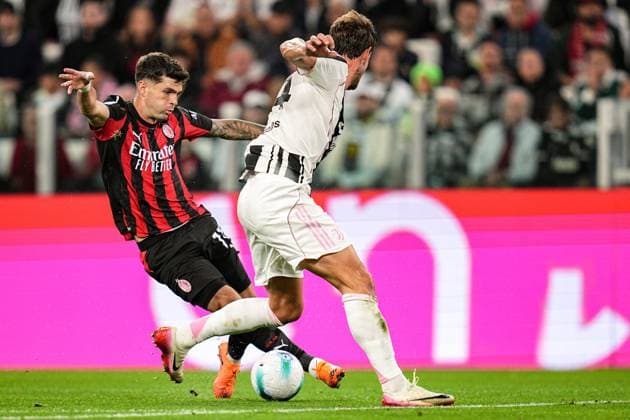 AC Milan s Christian Pulisic fights for the ball with Juventus Daniele Rugani during the Serie A soccer match between Juventus and Milan at the Allianz Stadium in Turin, north west Italy - Saturday, October 05, 2025. - Soccer .  Copyright: xMarcoxAlpozzi LaPressex
