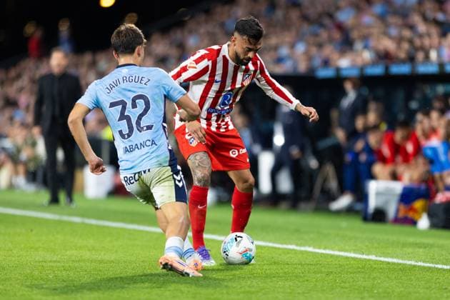Real Club Celta de Vigo v Club Atletico de Madrid - LaLiga EA Sports VIGO, SPAIN - OCTOBER 5: Nico Gonzalez of Atletico de Madrid competes for the ball with Javi Rodriguez of RC Celta de Vigo during the LaLiga EA Sports match between Real Club Celta de Vigo and Club Atletico de Madrid at Estadio Abanca-Balaidos on October 5, 2025 in Vigo, Spain. (Photos by Diego Simon Photo Players Images Magara Press) Vigo Estadio Abanca-Balaidos Spain Copyright: xDiegoxSimonx