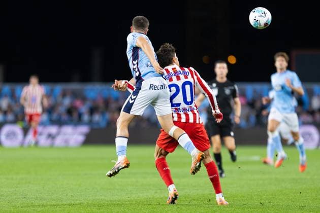 Real Club Celta de Vigo v Club Atletico de Madrid - LaLiga EA Sports VIGO, SPAIN - OCTOBER 5: Giuliano Simeone of Atletico de Madrid competes for the ball with Sergio Carreira of RC Celta de Vigo during the LaLiga EA Sports match between Real Club Celta de Vigo and Club Atletico de Madrid at Estadio Abanca-Balaidos on October 5, 2025 in Vigo, Spain. (Photos by Diego Simon Photo Players Images Magara Press) Vigo Estadio Abanca-Balaidos Spain Copyright: xDiegoxSimonx
