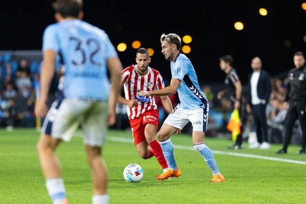 Real Club Celta de Vigo v Club Atletico de Madrid - LaLiga EA Sports VIGO, SPAIN - OCTOBER 5: David Hancko of Atletico de Madrid competes for the ball with Oscar Mingueza of RC Celta de Vigo during the LaLiga EA Sports match between Real Club Celta de Vigo and Club Atletico de Madrid at Estadio Abanca-Balaidos on October 5, 2025 in Vigo, Spain. (Photos by Diego Simon Photo Players Images Magara Press) Vigo Estadio Abanca-Balaidos Spain Copyright: xDiegoxSimonx