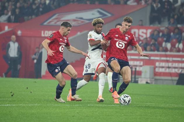 FOOTBALL : LOSC Lille vs PSG - Ligue 1 J7 - 05 10 2025 Romain PERRAUD (LOSC Lille), Thomas MEUNIER (LOSC Lille) et Ibrahim MBAYE (PSG) lors du match LOSC Lille vs PSG, Ligue 1 J7, Decathlon Arena stade Pierre Mauroy, le 5 octobre 2025 - photo Laurent Sanson PsnewZ  Copyright: xLaurentxSANSONx xPsnewZx