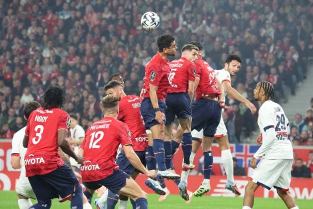 FOOTBALL : LOSC Lille vs PSG - Ligue 1 J7 - 05 10 2025 DÃ fense du LOSC lors du match LOSC Lille vs PSG, Ligue 1 J7, Decathlon Arena stade Pierre Mauroy, le 5 octobre 2025 - photo Laurent Sanson PsnewZ  Copyright: xLaurentxSANSONx xPsnewZx