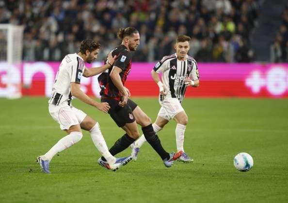 Manuel Locatelli of Juventus FC, Adrien Rabiot of AC Milan and Francisco Conceicao of Juventus FC during the Italian Serie A, 2025-2026 season, football match between Juventus FC and AC Milan on 05 October 2025 at Juventus Stadium, Turin, Italy. Photo Nderim Kaceli  Copyright: xNderimxKaceli IPAxSportx xipa-agency.netx xx IPA_66203093 IPA_Agency_IPA66203093