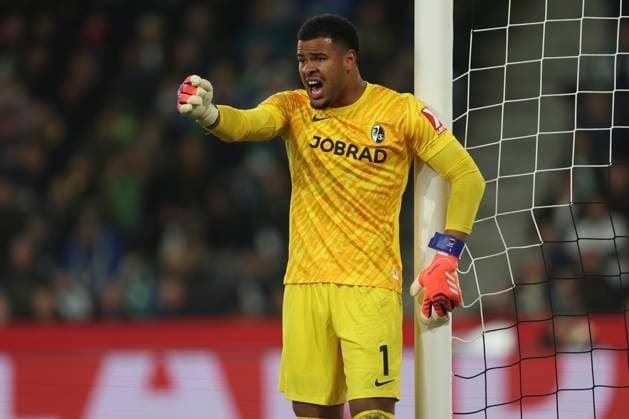 Torwart Noah Atubolu (SC Freiburg) gestikuliert, Gestik waehrend des spiels der Bundesliga zwischen Borussia Mönchengladbach und Club Freiburg, Stadion im Borussia-Park am 05. October 2025 in Mönchengladbach, Deutschland. (Foto von Oliver Kaelke DeFodi Images) +++ Torwart Noah Atubolu (SC Freiburg) gestures during the Bundesliga match between Borussia Mönchengladbach and Sport-Club Freiburg at Stadion im Borussia-Park on October 5, 2025 in Mönchengladbach, Germany. (Photo by Oliver Kaelke DeFodi Images) DFL regulations prohibit any use of photographs as image sequences and or quasi-video. (Photo by Oliver Kaelke DeFodi Images) Goalkeeper Noah Atubolu SC Freiburg gestures, gestures during the Bundesliga match between Borussia Mönchengladbach and Sport Club Freiburg, Stadion im Borussia Park on October 05 2025 in Mönchengladbach, Germany Photo by Oliver Kaelke DeFodi Images Goalkeeper Noah Atubolu SC Freiburg gestures during the Bundesliga match between Borussia Mönchengladbach and Sport Club Freiburg at Stadion im Borussia Park on October 5, 2025 in Mönchengladbach, Germany Photo by Oliver Kaelke DeFodi Images DFL regulations prohibit any use of photographs as image sequences and or quasi video Photo by Oliver Kaelke DeFodi Images