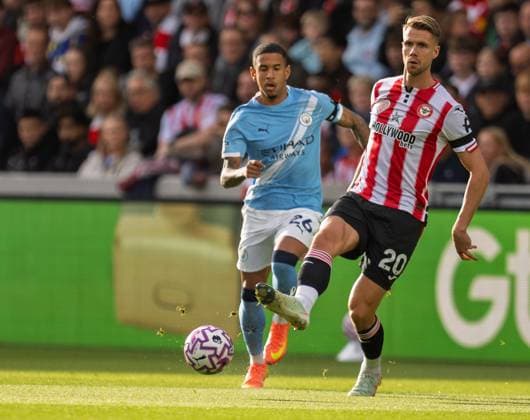 Brentford v Manchester City Premier League Kristoffer Ajer of Brentford passes the ball during the Premier League match at the Gtech Community Stadium, Brentford UK Newspapers OUT Copyright: xGraemexWilcocksonx FIL-22323-0137