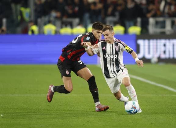 Francisco Conceicao of Juventus FC and Davide Bartesaghi of AC Milan during the Italian Serie A, 2025-2026 season, football match between Juventus FC and AC Milan on 05 October 2025 at Juventus Stadium, Turin, Italy. Photo Nderim Kaceli  Copyright: xNderimxKaceli IPAxSportx xipa-agency.netx xx IPA_66203189 IPA_Agency_IPA66203189