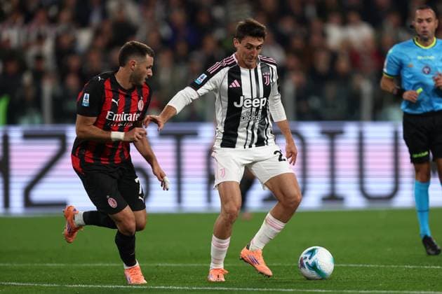 Santiago Gimenez (Ac Milan) und Andrea Cambiaso (Juventus FC) battle for the ball, Serie A, Juventus FC v Ac Milan, Allianz Stadium, October 5, 2025, Turin, Italy.