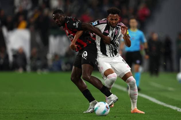 Fikayo Tomori (Ac Milan) und Lloyd Kelly (Juventus FC) battle for the ball, Serie A, Juventus FC v Ac Milan, Allianz Stadium, October 5, 2025, Turin, Italy.