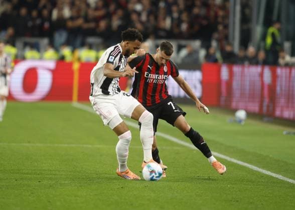 Santiago Gimenez of AC Milan and Lloyd Kelly of Juventus FC during the Italian Serie A, 2025-2026 season, football match between Juventus FC and AC Milan on 05 October 2025 at Juventus Stadium, Turin, Italy. Photo Nderim Kaceli  Copyright: xNderimxKaceli IPAxSportx xipa-agency.netx xx IPA_66203324 IPA_Agency_IPA66203324