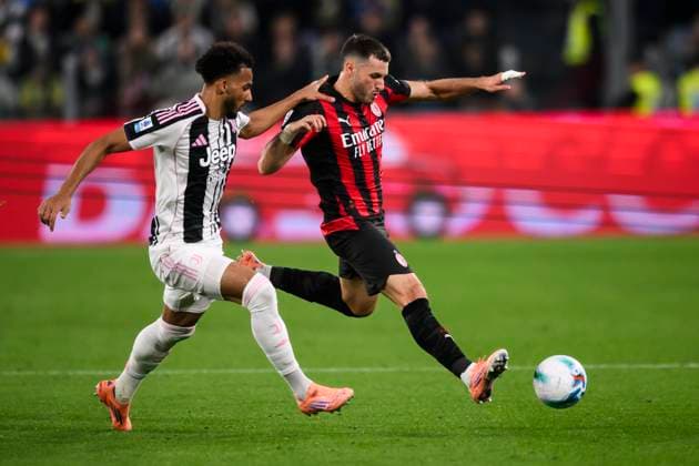 Juventus FC v AC Milan - Serie A Santiago Gimenez of AC Milan competes for the ball with Lloyd Kelly of Juventus FC during the Serie A football match between Juventus FC and AC Milan. Turin Italy Copyright: xNicolòxCampox
