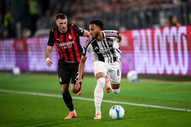 Juventus FC v AC Milan - Serie A Lloyd Kelly of Juventus FC competes for the ball with Santiago Gimenez of AC Milan during the Serie A football match between Juventus FC and AC Milan. Turin Italy Copyright: xNicolòxCampox