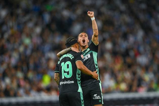 RCD ESPANYOL v REAL BETIS. RCDE STADIUM BARCELONA. October 5,2025 RCD ESPANYOL vs REAL BETIS October 5,2025 Cucho (19) of Real Betis celebrates scoring his team s first goal with Antony (7) of Real Betis during the match between RCD Espanyol and Real Madrid corresponding to the eighth day of La Liga EA Sports at RCDE Stadium in Barcelona, Spain. Cornella El Prat ESP Copyright: xS.xRosx