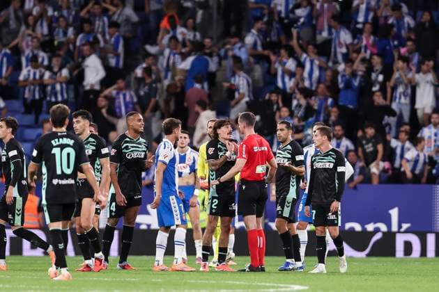 October 5, 2025, Cornella, Barcelona, SPAIN: Hector Bellerin of Real Betis Balompie protest Iosu Galech referee of the match, during the Spanish league, La Liga EA Sports, football match played between RCD Espanyol and Real Betis Balompie at RCDE Stadium on October 05, 2025 in Cornella, Barcelona, Spain. Cornella SPAIN - ZUMAa181 20251005_zaa_a181_303 Copyright: xJavierxBorregox