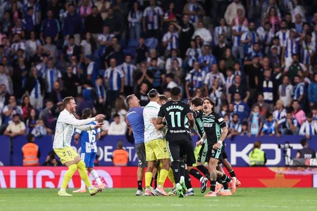 October 5, 2025, Cornella, Barcelona, SPAIN: Players of Real Betis Balompie celebrates the victory during the Spanish league, La Liga EA Sports, football match played between RCD Espanyol and Real Betis Balompie at RCDE Stadium on October 05, 2025 in Cornella, Barcelona, Spain. Cornella SPAIN - ZUMAa181 20251005_zaa_a181_309 Copyright: xJavierxBorregox