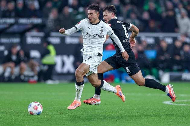 05 10 2025, Football, Borussia Mönchengladbach SC Freiburg, 1 Fußball Bundesliga, Borussia Park, Saison 2025 2026 Jens Castrop Borussia Mönchengladbach 17 in duel against Maximilian Eggestein SC Freiburg 08 DFB regulations prohibit any use of photographs as image sequences and or quasi video Nordrhein Westfalen Germany