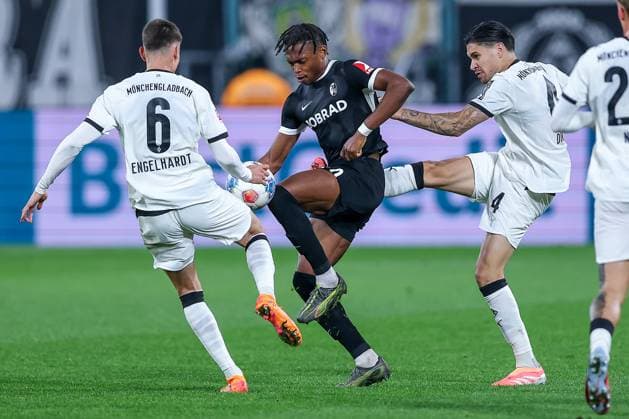 05 10 2025, Football, Borussia Mönchengladbach SC Freiburg, 1 Soccer Bundesliga, Borussia Park, Season 2025 2026 Yannik Engelhardt Borussia Mönchengladbach 06 and Kevin Diks Borussia Mönchengladbach 04 in a duel against Junior Adamu SC Freiburg 20 DFB regulations prohibit any use of photographs as image sequences and or quasi video Nordrhein Westfalen Germany