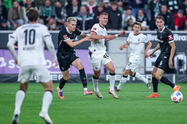 05 10 2025, Football, Borussia Mönchengladbach SC Freiburg, 1 Fußball Bundesliga, Borussia Park, Saison 2025 2026 Matthias Ginter SC Freiburg 28 in duel against Jan Urbich Borussia Mönchengladbach 40 DFB regulations prohibit any use of photographs as image sequences and or quasi video Nordrhein Westfalen Germany