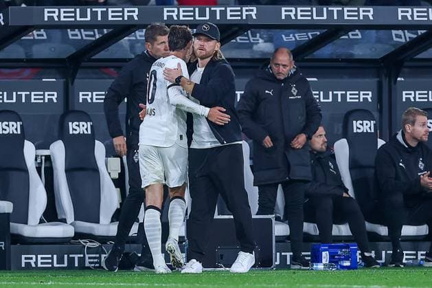 05 10 2025, Football, Borussia Mönchengladbach SC Freiburg, 1 Fußball Bundesliga, Borussia Park, Saison 2025 2026 Florian Neuhaus Borussia Mönchengladbach 10 is replaced and hugs head coach Eugen Polanski Borussia Mönchengladbach DFB regulations prohibit any use of photographs as image sequences and or quasi video Nordrhein Westfalen Germany