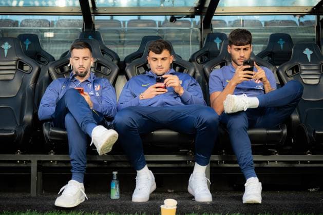 ESP: RC Celta and Atletico de Madrid. La Liga EA Sports. Date 8 Alex Baena, Marc Pubill and Carlos Martin of Atletico de Madrid on the bench during the UEFA Europa League match, between RC Celta de Vigo and Atletico de Madrid, Date 8, Abanca Balaidos Stadium on October 5, 2025 in Vigo, Spain. kpng Copyright: xPedroxMinax xPRESSINx PM_251005_CEL_ATM_2525_1845