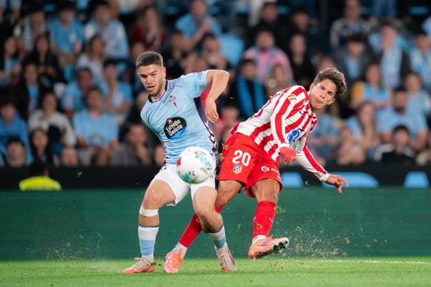 ESP: RC Celta and Atletico de Madrid. La Liga EA Sports. Date 8 Giuliano Simeone of Atletico de Madrid and Sergio Carreira of RC Celta during the UEFA Europa League match, between RC Celta de Vigo and Atletico de Madrid, Date 8, Abanca Balaidos Stadium on October 5, 2025 in Vigo, Spain. kpng Copyright: xPedroxMinax xPRESSINx PM_251005_CEL_ATM_2525_1853