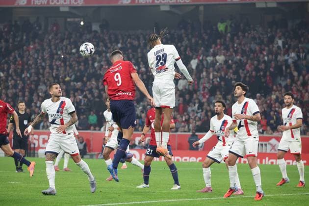 FOOTBALL : LOSC Lille vs PSG - Ligue 1 J7 - 05 10 2025 Olivier GIROUD (LOSC Lille) et Bradley BARCOLA (PSG) lors du match LOSC Lille vs PSG, Ligue 1 J7, Decathlon Arena stade Pierre Mauroy, le 5 octobre 2025 - photo Laurent Sanson PsnewZ  Copyright: xLaurentxSANSONx xPsnewZx