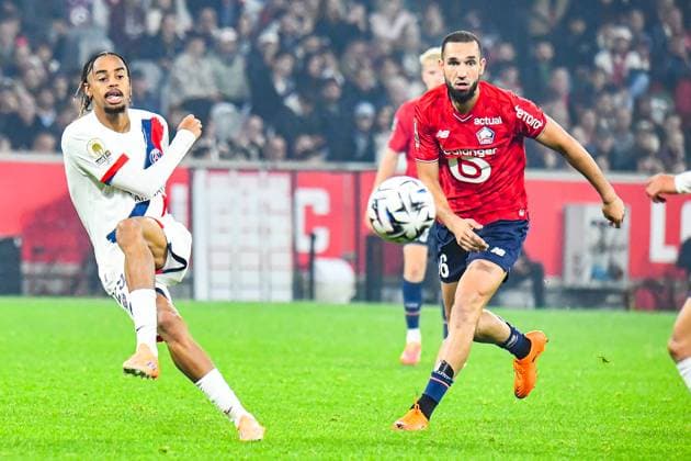 FOOTBALL : Lille OSC vs Paris SG - Ligue 1 - JournÃ e 7 - 05 10 2025 Bradley Barcola (Paris SG) Nabil Bentaleb (Lille OSC) LilleFrance  Copyright: xBaptistexAutissierx