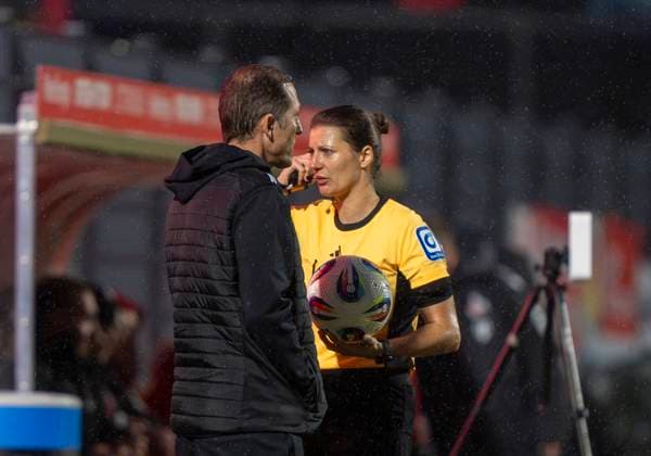 Annika Kost referee in conversation with Roberto Paetzold Bayer 04 Leverkusen, coach and the bench of Bayer Leverkusen before the demolition due to the defective floodlight 05 10 2025, 1 FC Köln Bayer Leverkusen, Fußball, Google Pixel Frauen Bundesliga, GER, Köln, Franz Kremer Stadion DFL regulations prohibit any use of photographs as image sequences and or quasi video Copyright: HMBxMedia xMarcoxBader