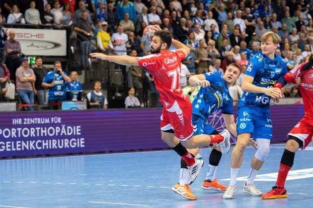 Handball I Men I Season 2025 2026 I Bundesliga I 7 Matchday I TVB Stuttgart MT Melsungen I 05 10 2025 Mohamed Amine Darmoul 71, MT Melsungen throwing, to the right Gianfranco Pribetic 9, TVB Stuttgart and Linus Schmid 18, TVB Stuttgart Stuttgart Porsche Arena Baden Württemberg Germany Copyright: xLobeca MaxxPetershansx