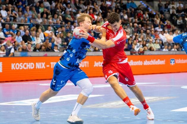 Handball I Men I Season 2025 2026 I Bundesliga I 7 Matchday I TVB Stuttgart MT Melsungen I 05 10 2025 Nikolaj Enderleit 4, MT Melsungen with ball defended by Linus Schmid 18, TVB Stuttgart Stuttgart Porsche Arena Baden Württemberg Germany Copyright: xLobeca MaxxPetershansx