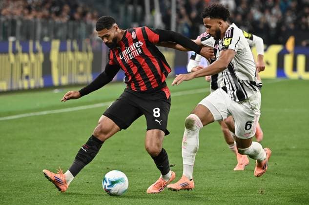 Juventus v AC Milan - Serie A TURIN, ITALY - OCTOBER 5: AC Milan s midfielder Ruben Loftus-Cheek (L) fights for the ball with Juventus Lloyd Kelly during the Italian Serie A football match between Juventus and Ac Milan at Allianz stadium in Turin on October 5, 2025. Isabella Bonotto Anadolu Turin Italy. Editorial use only. Please get in touch for any other usage.  Copyright: x2025xAnadoluxIsabellaxBonottox