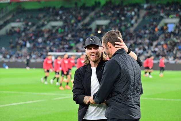 05 10 2025 Moenchengladbach Football, Men, Season 2025 2026, Borussia Moenchengladbach vs SC Freiburg Warm welcome between Eugen Polanski interim coach Gladbach, left and Julian Schuster coach Freiburg, right DFL regulations prohibit any use of photographs as image sequences and or quasi video Borussia Park NRW Germany