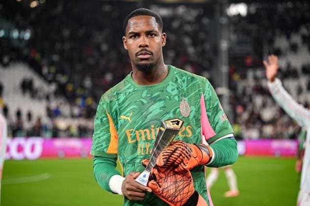 AC Milan s goalkeeper Mike Maignan receives prize Panini Player of the match after the Serie A soccer match between Juventus and Milan at the Allianz Stadium in Turin, north west Italy - Saturday, October 05, 2025. - Soccer .  Copyright: xMarcoxAlpozzi LaPressex