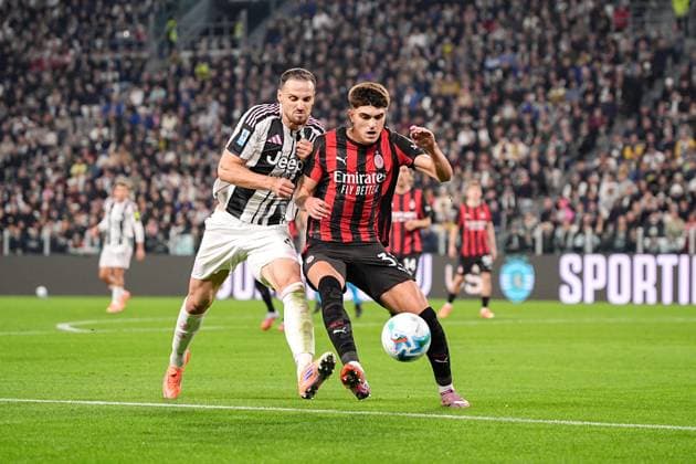 Juventus Federico Gatti fights for the ball with AC Milan s Davide Bartesaghi during the Serie A soccer match between Juventus and Milan at the Allianz Stadium in Turin, north west Italy - Saturday, October 05, 2025. - Soccer .  Copyright: xMarcoxAlpozzi LaPressex