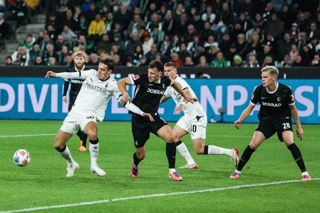 Sport, Football, Bundesliga Season 2025 2026 6 Matchday Borussia Mönchengladbach SC Freiburg 05 10 2025, BORUSSIA PARK Florian Neuhaus Borussia Mönchengladbach, 10 Maximilian Eggestein SC Freiburg, 8 Nico Elvedi Borussia Mönchengladbach, 30 Matthias Ginter SC Freiburg, 28 Mönchengladbach BORUSSIA PARK North Rhine-Westphalia Germany