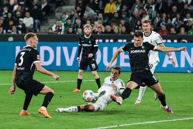 Sport, Football, Bundesliga Season 2025 2026 6 Matchday Borussia Mönchengladbach SC Freiburg 05 10 2025, BORUSSIA PARK Philipp Lienhart SC Freiburg, 3 Florian Neuhaus Borussia Mönchengladbach, 10 Maximilian Eggestein SC Freiburg, 8 Mönchengladbach BORUSSIA PARK North Rhine-Westphalia Germany