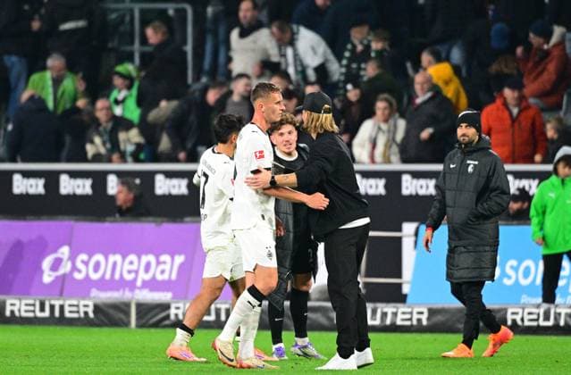 05 10 2025 Moenchengladbach Football, Men, Season 2025 2026, Borussia Moenchengladbach vs SC Freiburg Eugen Polanski Interim coach Gladbach, re after final whistle with Jan Urbich Gladbach, li DFL regulations prohibit any use of photographs as image sequences and or quasi video Borussia Park NRW Germany