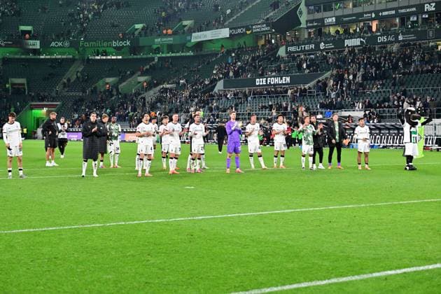 05 10 2025 Moenchengladbach Fußball, Herren, Saison 2025 2026, Borussia Moenchengladbach vs SC Freiburg Die Gladbacher nach Spielende in der Fankurve DFL regulations prohibit any use of photographs as image sequences and or quasi video Borussia Park NRW Germany